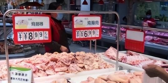 买一只鸡花不了20块钱鸡肉价格大跌猪肉却几乎是鸡肉价的3倍(图1)